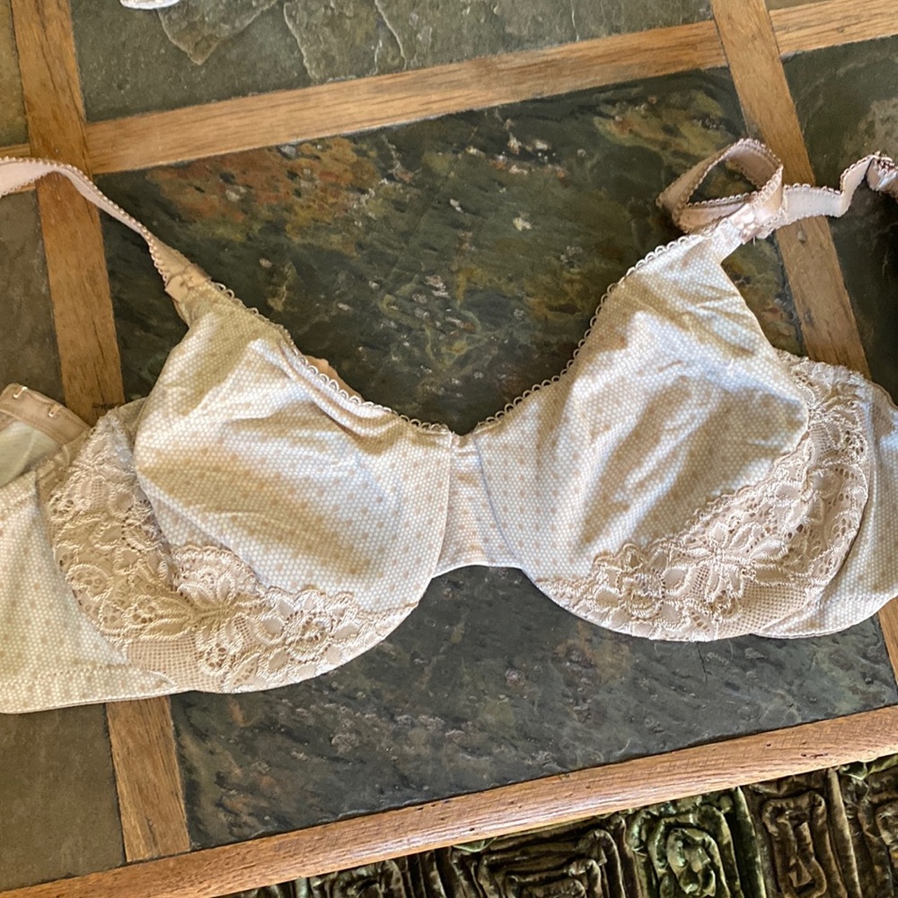 Gently,worn, underwire sculpting bra